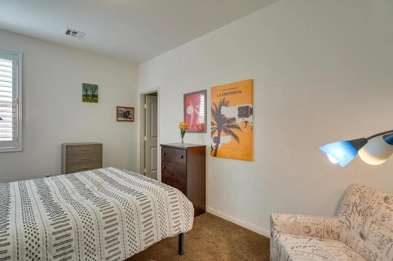 Dom wakacyjny Serene Las Vegas Home With Heated Pool Near Strip! Stany Zjednoczone Ameryki